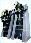 Ein Bild, das Feuerwehrmann, Maschine, Helm, Arbeitskleidung enth�lt.